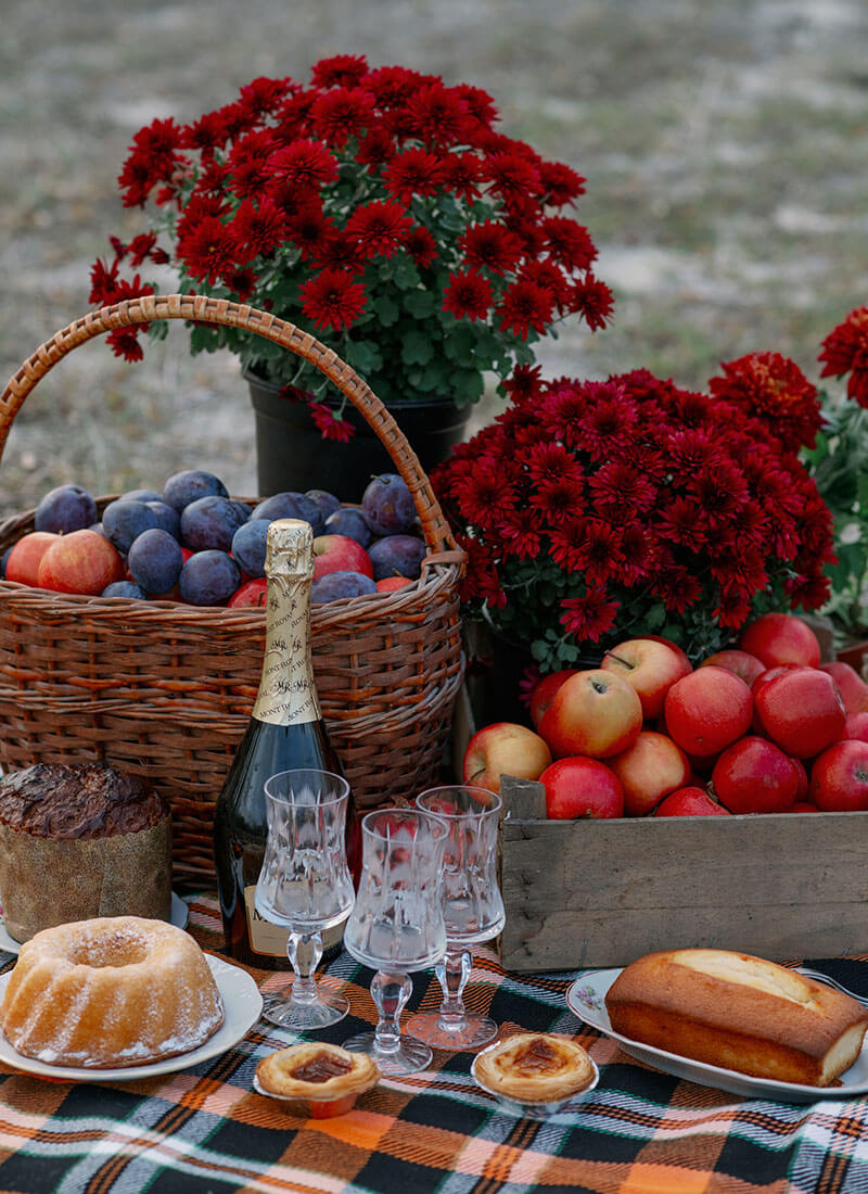 made-in-tennessee wedding band on a hand-picked, locally sourced flower bouquet